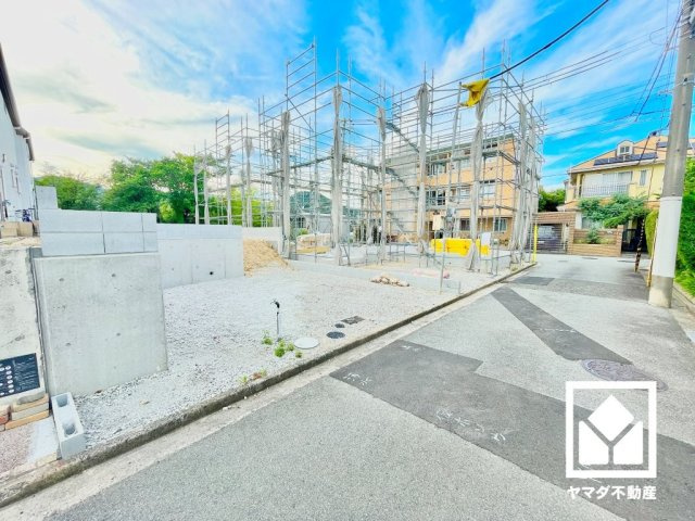 西宮市五月ケ丘　2期　3号棟の外観|すべり台やブランコ、砂場などの定番遊具を備えた「一ヶ谷公園」まで徒歩5分（約400m）。コンパクトな園内は見通しが良く、お子様を見守りやすい環境で、子育て世帯の方にもお勧めです。