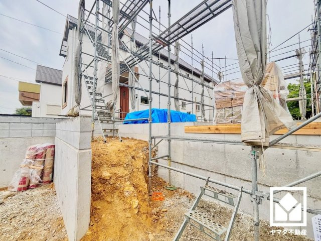 西宮市五月ケ丘　2期　3号棟の外観|南東向き・南西向きの2面採光の窓から自然光を取り込む、開放感あふれるリビングです。隅々まで光が降り注ぎ、明るく心地の良い空間。