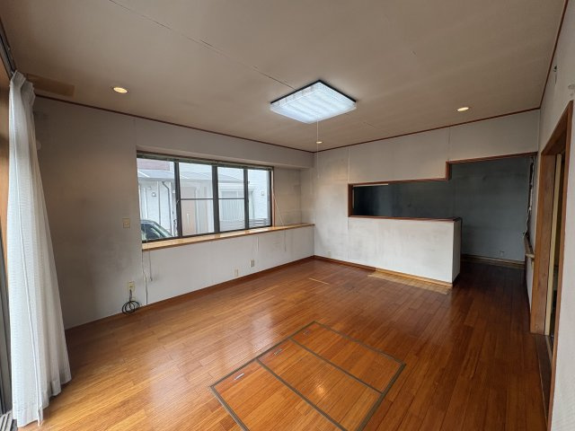 東松山市大字松山中古戸建の居間・リビング