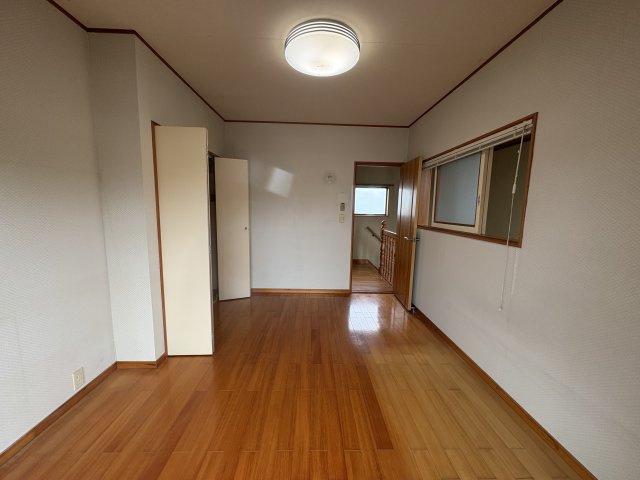 東松山市大字松山中古戸建の洋室|２階