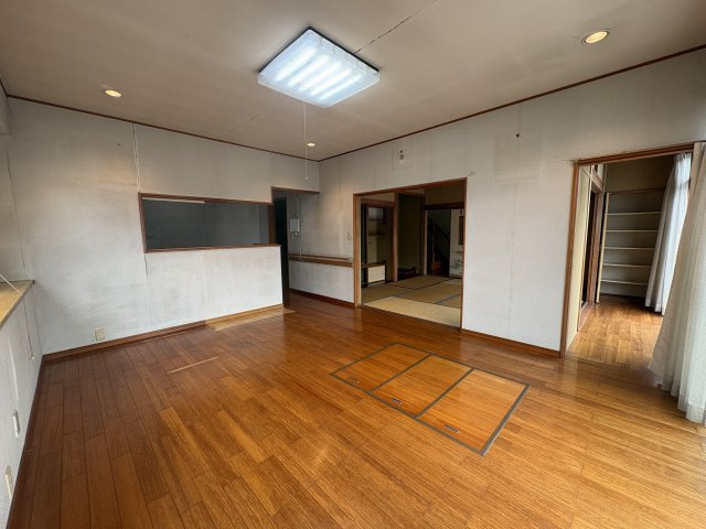 東松山市大字松山中古戸建の居間・リビング