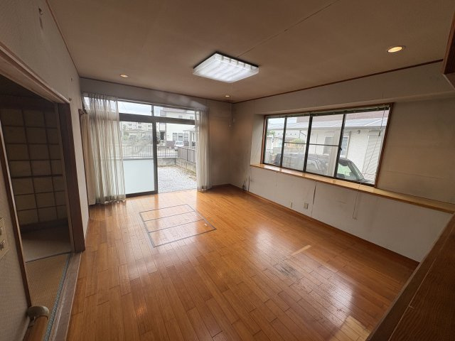 東松山市大字松山中古戸建の居間・リビング