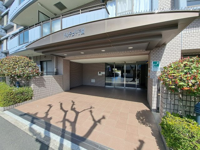 ドルチェ甲子園のエントランス