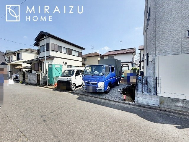 【前面道路含む現地写真】 | プライバシー性と開放感を高める住環境。陽当たりの良い開かれたロケーションを活かし、心地よい暮らしをプランニング