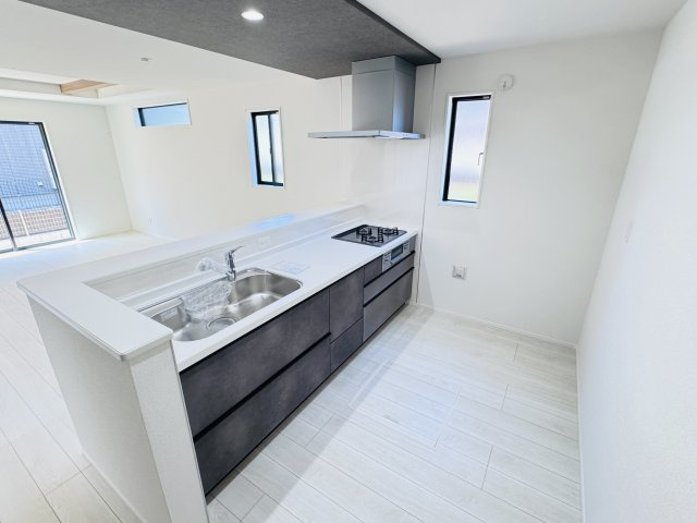 柏市逆井藤ノ台新築戸建【藤心小学校：7分】のキッチン|お手入れしやすいレンジフード・シンクの水栓には浄水器がついてます！