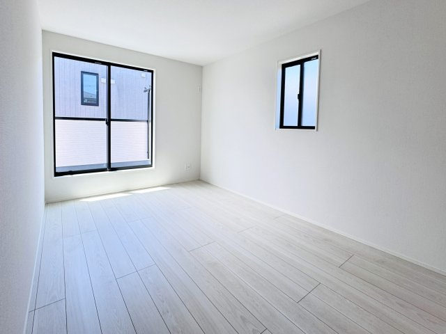 柏市逆井藤ノ台新築戸建【藤心小学校：7分】の寝室|7.5帖寝室・南側バルコニー前の明るいお部屋です♪