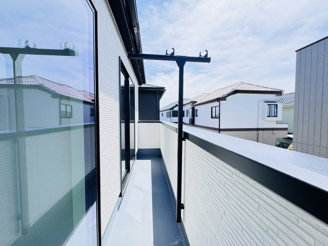 柏市逆井藤ノ台新築戸建【藤心小学校：7分】のバルコニー|南向きワイドバルコニー・日当たり良好♪