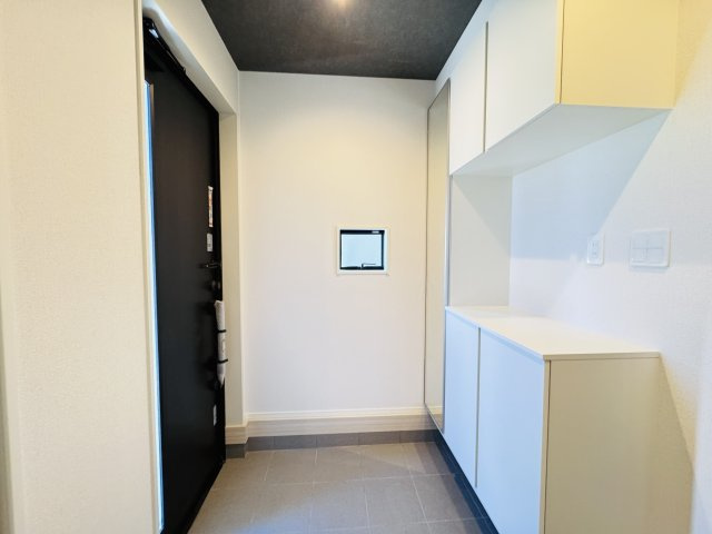 柏市逆井藤ノ台新築戸建【藤心小学校：7分】の玄関|玄関ホール・容量たっぷりシューズボックス