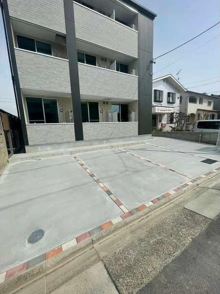 コンフォール鳴浜の駐車場