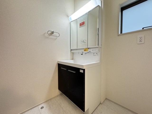 うるま市前原（全10棟）6号棟の独立洗面台|6号棟　三面鏡付き洗髪洗面化粧台♪