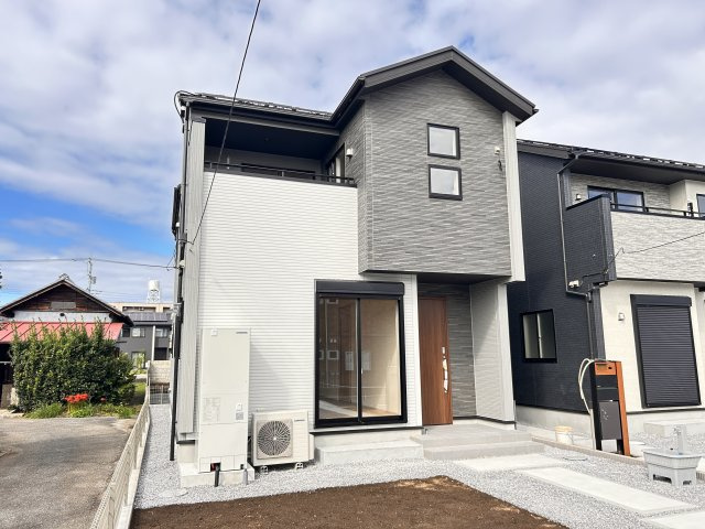 【ブルーミングガーデン】　宇都宮市江曽島町　全6邸の前面道路含む現地写真|〇1号棟【3（4）LDK+2WIC+ランドリールーム+カースペース４台】
ランドリールームを設け、家事ラク動線に特化♪２階洋室はご家族の変化に対応、プラス１部屋が叶います。
※2026年5月撮影