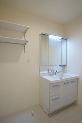 【洗面所】 | Casaカトレア | 洗髪洗面化粧台と洗濯機置き場のある洗面所内です