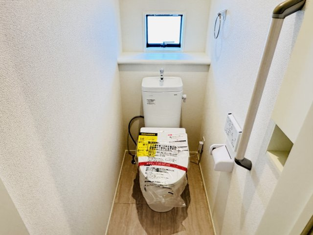 柏市逆井藤ノ台新築戸建【藤心小学校：7分】のトイレ|温水洗浄暖房便座つきトイレ