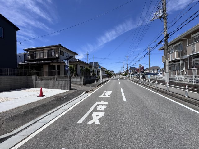 柏市逆井藤ノ台新築戸建【藤心小学校：7分】の前面道路含む現地写真|北側前面道路・幅員約10.9ｍ