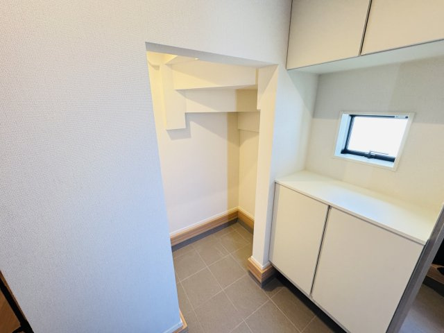 柏市逆井藤ノ台新築戸建【藤心小学校：7分】の玄関|玄関ホール横・シューズインクローク