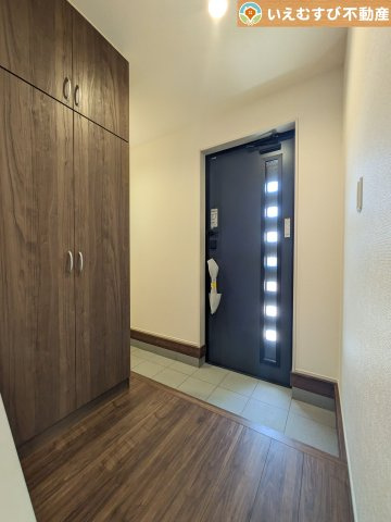Livele Garden.S　吉見町東野第2の玄関|大容量のシューズボックス、便利な土間収納付き
収納力のある土間収納付きなのでベビーカーやお子様の遊び道具なども置いておけます♪
