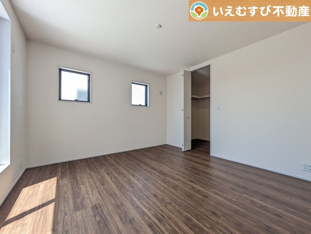 Livele Garden.S　吉見町東野第2の洋室|ナチュラルな色合いでシンプルな洋室
大容量のウォークインクローゼット付きで、採光もたっぷりのお部屋♪