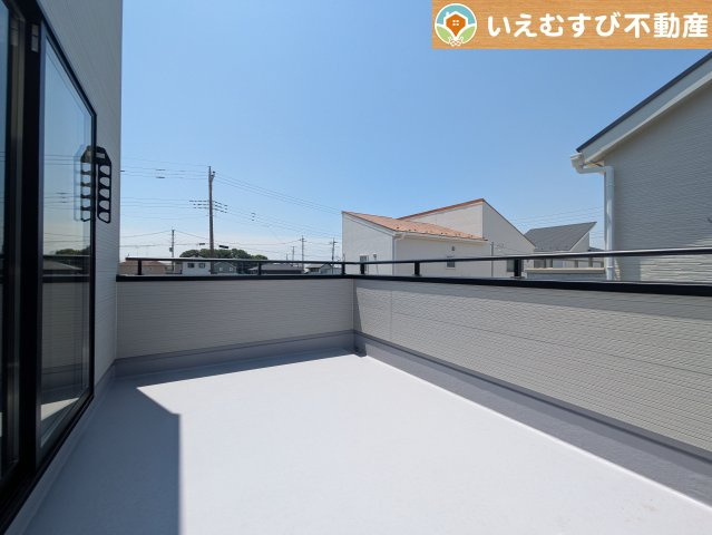 Livele Garden.S　吉見町東野第2のバルコニー|南バルコニーで毎日のお洗濯もラクラク快適
しっかり太陽の光が降り注ぐ南向きなのでお洗濯物が乾きやすい♪