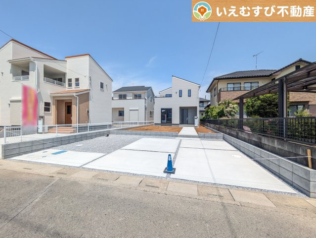 Livele Garden.S　吉見町東野第2の駐車場|並列3台駐車可能なゆとりのカースペース
複数台車をお持ちでも、お友達が遊びに来てもゆとりの駐車スペース！