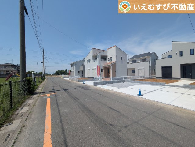 Livele Garden.S　吉見町東野第2の前面道路含む現地写真|安心の広々6ｍ前面道路
6ｍの前面道路はお車の駐車が楽々！すれ違える広さが確保されています♪