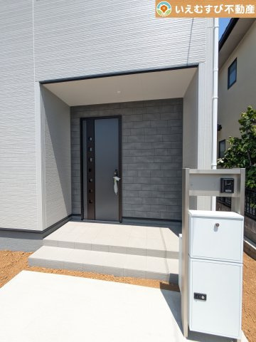 Livele Garden.S　吉見町東野第2のエントランス|落ち着いた色づかいのエントランス
駐車場からアクセスの良いエントランス。雨の日や荷物が多くても安心の動線♪