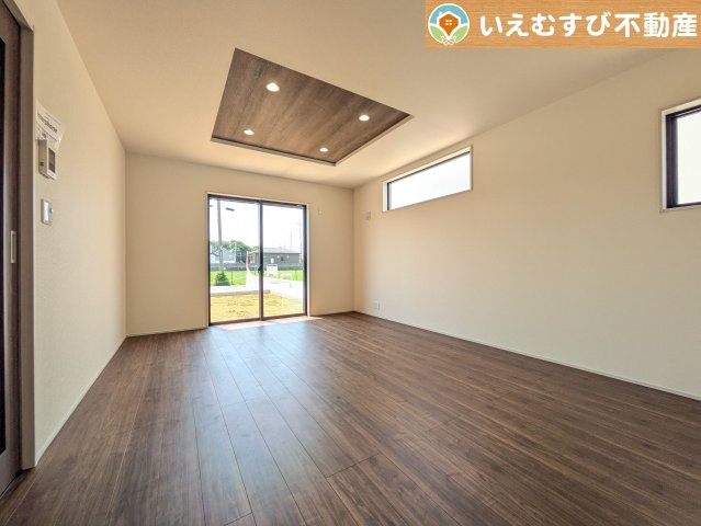 Livele Garden.S　吉見町東野第2の居間・リビング|開放感と家族との距離感にこだわったＬＤＫ
開放的な折り上げ天井のリビングで家族みんなでくつろげそうですね♪