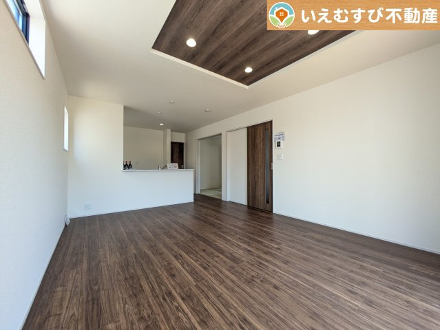 Livele Garden.S　吉見町東野第2の居間・リビング|自然光で満たされる明るく開放感溢れるリビング
たっぷりの採光で明るい空間。家族みんなでくつろげます♪