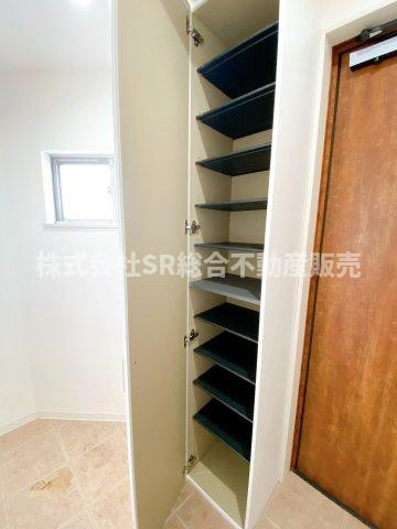 下六万寺町3丁目中古テラスハウスの収納|シューズボックスもあります！