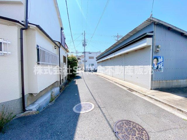 下六万寺町3丁目中古テラスハウスの前面道路含む現地写真|前面道路含む現地写真です