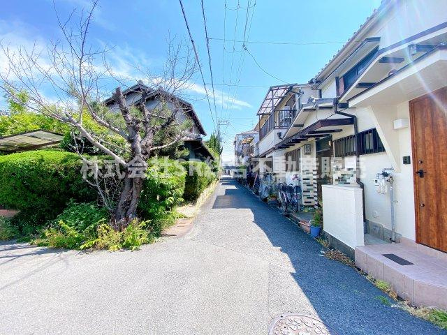 下六万寺町3丁目中古テラスハウスの前面道路含む現地写真|前面道路含む現地写真です
