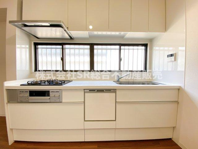 下六万寺町3丁目中古テラスハウスのキッチン|設備の充実したシステムキッチンで快適にお料理できます♪