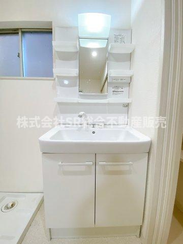下六万寺町3丁目中古テラスハウスの独立洗面台|独立洗面台、小物を置くことができて便利です