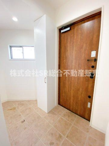 下六万寺町3丁目中古テラスハウスの玄関|玄関にはシューズボックスもあり、広めで使いやすいです！