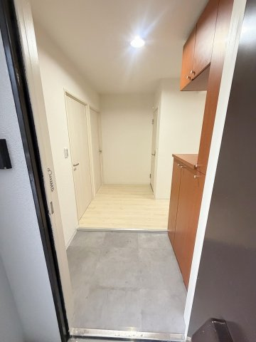 パークフィールドみさと2街区1号館の玄関|玄関から見た室内です
