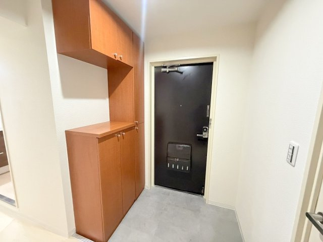 パークフィールドみさと2街区1号館の玄関|カウンター部分にはお好きなインテリアを飾れますね◎