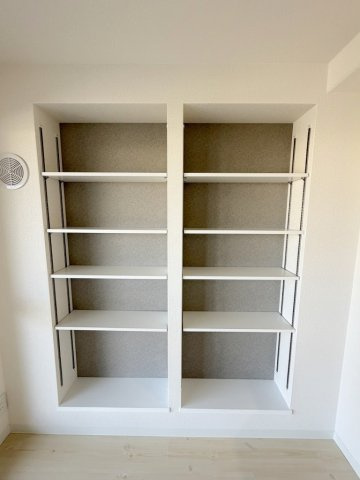 パークフィールドみさと2街区1号館の収納|見せる収納としても使えるリビングの棚です