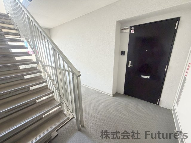 パークフィールドみさと2街区1号館の玄関|廊下から見た玄関ドアです