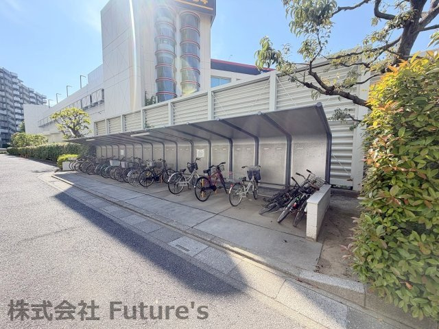 パークフィールドみさと2街区1号館の駐輪場|屋根付き駐輪場