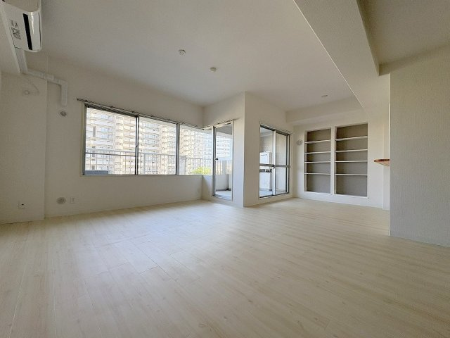 パークフィールドみさと2街区1号館の居間・リビング|窓が多く明るく開放的なリビングです