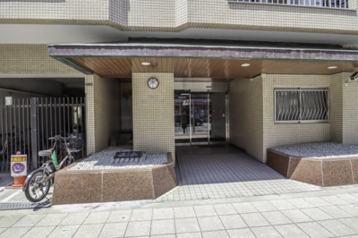 【エントランス】 | 天神橋ホワイトハイツ | 1Ｆには喫茶店などもあります。