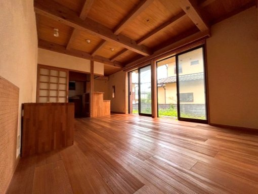 日の出町平井　中古戸建の居間・リビング|造作家具を備えたこだわりの設えも魅力で、暮らしにフィットした使い勝手の良さを感じていただけます♪