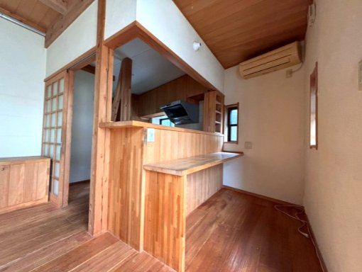 日の出町平井　中古戸建の居間・リビング|キッチン外側には便利なカウンターを設けており、配膳やちょっとした作業スペースとしても活躍します♪