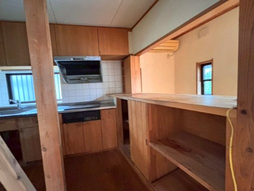 日の出町平井　中古戸建のキッチン|充実した収納を備えたキッチンで、調理器具や食器類もすっきりと整理していただけます♪ 作業スペースも広く確保されており、毎日のお料理がより快適に楽しくなる空間です☆