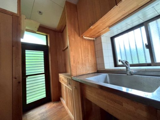 日の出町平井　中古戸建のキッチン|充実した収納を備えたキッチンで、調理器具や食器類もすっきりと整理していただけます♪ 作業スペースも広く確保されており、毎日のお料理がより快適に楽しくなる空間です☆