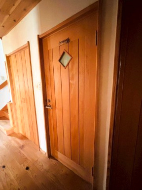 日の出町平井　中古戸建のトイレ|トイレの扉にはさりげない可愛らしい飾りが施されており、空間にやさしいアクセントを添えております♪
