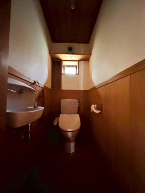 日の出町平井　中古戸建のトイレ|トイレ内には小さな洗面ボウルが備え付けられており、使用後すぐに手洗いができる便利な仕様となっております♪