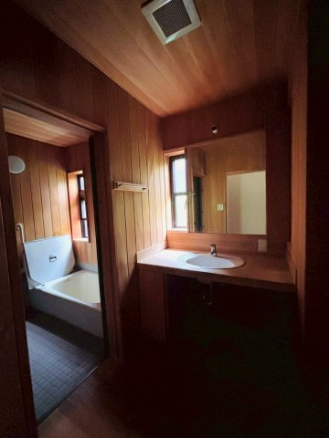 日の出町平井　中古戸建の独立洗面台|木のぬくもりを感じられる洗面所で、やさしく落ち着いた雰囲気が広がっております♪ 毎日の身支度も心地よく行っていただける、温かみのある空間です