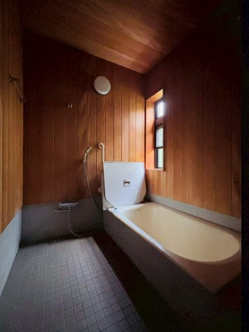 日の出町平井　中古戸建の浴室|毎日の身支度やバスタイムも、ほっと心安らぐ時間としてお過ごしいただけます☆ 自然素材の風合いが心地よい、癒しの水回り空間です◎