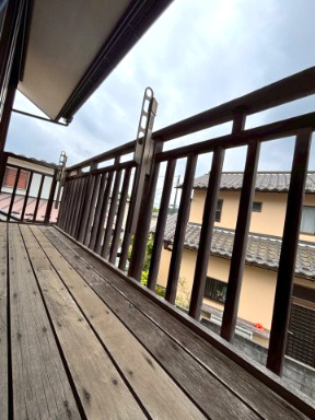 日の出町平井　中古戸建のバルコニー|ゆとりのあるバルコニーは、洗濯物干しはもちろん、ちょっとしたリフレッシュスペースとしてもご活用いただけます♪
