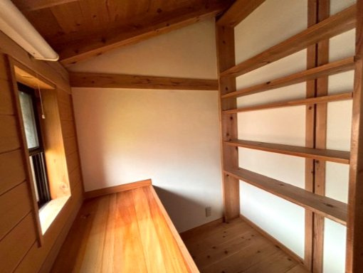 日の出町平井　中古戸建の洋室|壁面一面に書物をたっぷりと収められる書斎は、読書やお仕事にも集中できる落ち着いた空間です♪